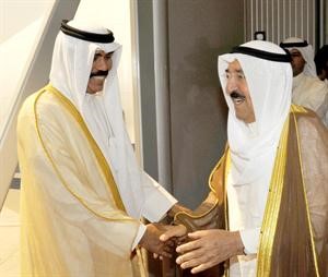 صاحب السمو الامير الشيخ صباح الاحمد مصافحا سمو ولي العهد الشيخ نواف الاحمد﻿