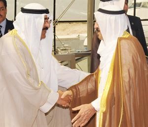 صاحب السمو الامير مصافحا الشيخ مشعل الاحمد﻿