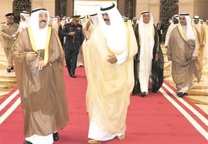 صاحب السمو الامير الشيخ صباح الاحمد لدى عودته الى ارض الوطن امس وفي استقباله سمو ولي العهد الشيخ نواف الاحمد ﻿
