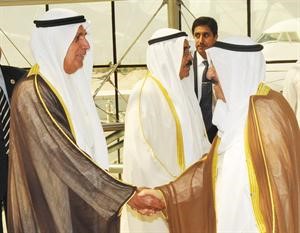 صاحب السمو الامير مصافحا عبدالله الرومي ويبدو الشيخ فيصل السعود﻿