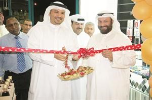 قص الشريط ايذانا بالافتتاح﻿