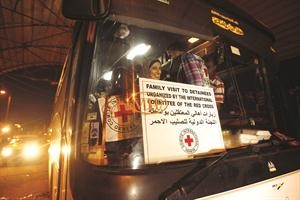 حافلة تقل ذوي الاسرى لدى توجههم للقاء اسراهم في سجون الاحتلال 	افپ﻿