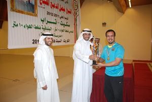 الشيخ صباح فيصل الدعيج يسلم الكاس لاحد الفائزين