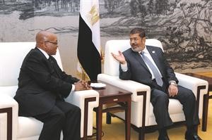 الرئيس المصري د محمد مرسي خلال لقائه بنظيره الجنوب افريقي جاكوب زوما في اديس ابابا رويترز