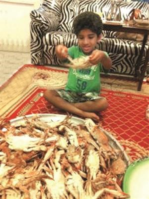 صورة لفهد وامامه وجبة القباقب﻿