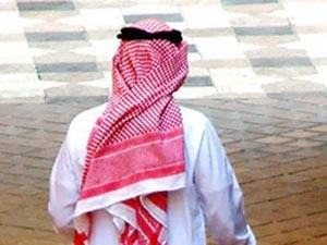 وسط دهشة المعازيم... سعودي يترك حفل زفافه ويذهب لعمله!