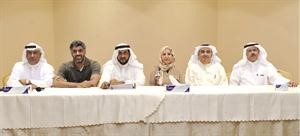 احمد العربيد متوسطا المتطوعين والخبراء المشاركين في مشروع الكويت عاصمة النفط سعود سالم
