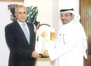 الرئيس اللبناني ميشال سليمان يتسلم اهداء من رئيس التحرير الزميل يوسف خالد المرزوق محمود الطويل