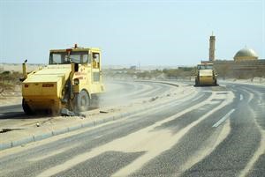تنظيف الشوارع من الكثبان الرملية﻿