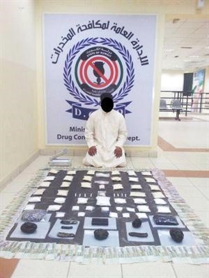 المتهم الخليجي وامامه كمية المخدرات المضبوطة معه﻿
