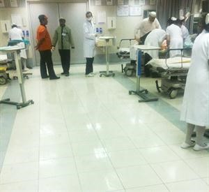 خلال علاج احد المصابين في المشاجرة داخل المستشفى﻿