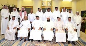 علام الكندري متوسطا المشاركين في دورة تنظيم الاجتماعات واعداد المؤتمرات عالية المستوى
