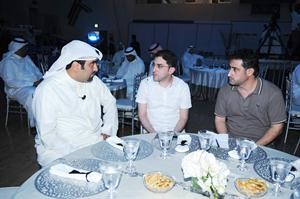الروضان يتحدث مع مدير التحرير الزميل محمد الحسيني وسكرتير تحرير الرياضة الزميل سمير بو سعد﻿