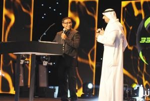 مهند يوسف عبدالرحمن مع مقدم الحفل طالب الشريف﻿