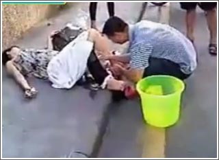 بالفيديو.. امرأة تنجب مولودها على الرصيف بين المارة