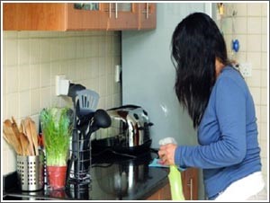 %54 من عاملات المنازل يحاولن "التقرب من الزوج"