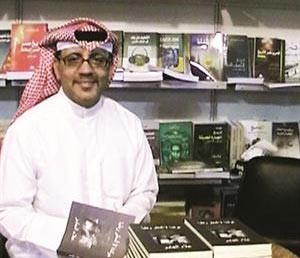 الزميل الناقد علاء الجابر اثناء توقيع كتابه﻿