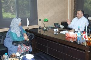 مبدر العنزي متحدثا الى الزميلة هناء السيد
