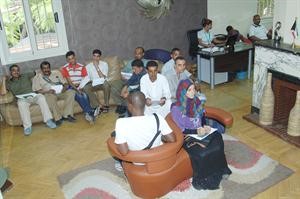 عدد من العمالة المصرية في انتظار استكمال اجراءات الفحص الطبيناصر عبدالسيد
