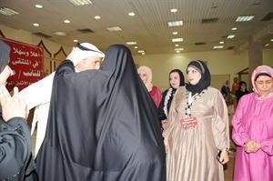 سيدة من كبيرات السن تقبل مرزوق الغانم
