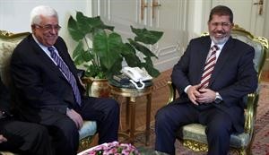 الرئيس المصري دمحمد مرسي مستقبلا نظيره الفلسطيني محمود عباس في القاهرة امس	رويترز﻿