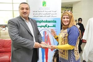 داحمد العوضي مكرما الزميلة حنان عبدالمعبود﻿
