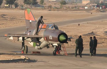 ضابط منشق: 700 عسكري سوري بالأردن بينهم 10 طيارين
