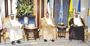 صاحب السمو الامير الشيخ صباح الاحمد مستقبلا الشيخ مبارك العبدالله الاحمد بحضور سمو ولي العهد﻿