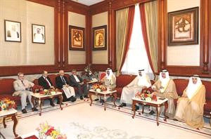سمو رئيس الوزراء الشيخ جابر المبارك مستقبلا وزير النقل العراقي والوفد المرافق له﻿