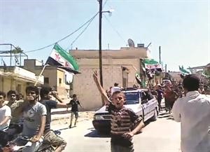 صورة عن الانترنت لسوريين يحتفلون في ادلب بنبا تفجير مقر الامن القومي في دمشق اپ