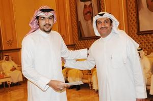 عبدالله الخزيعل مع الشحومي في حفل التكريم﻿