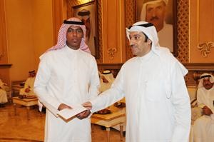 سعود الضويحي يتسلم مكافاته من الشحومي﻿
