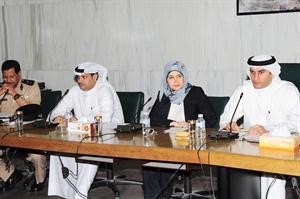 عبدالله الكندري وجنان بوشهري وفرز المطيري خلال الحلقة النقاشية
