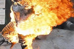 روسية تحرق نفسها في مقر للحزب الحاكم