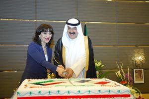 الجارالله والسفيرة ندى يافي يقطعان كيكة الاحتفال 	 هاني عبدالله﻿