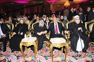 السفير سليمان ورموز دينية خلال الاحتفال﻿