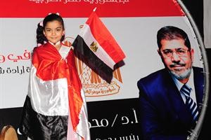 طفلة ترفع علم مصر بجوار صورة الرئيس دمحمد مرسي﻿