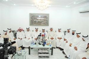 مسلم البراك ود حمد المطر خلال الندوة 	هاني عبدالله﻿