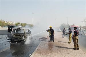 رجال الاطفاء خلال مكافحة حريق المركبة	قاسم باشا﻿
