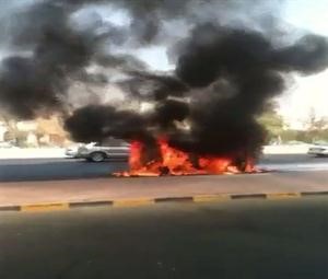 النيران تلتهم السيارة الصغيرة﻿
