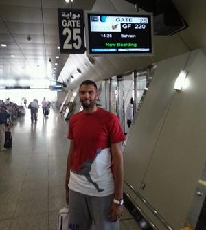 حسين علي في المطار قبل توجهه الى البحرين
