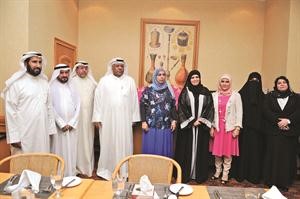 منى اللوغاني وعبدالعزيز الكندري وعبدالله البصيري مع عدد من المكرمين 	قاسم باشا﻿