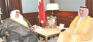 الشيخ خالد بن احمد ال خليفة خلال لقائه السفير الشيخ عزام الصباح﻿
