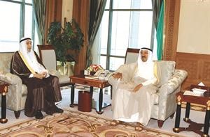 صاحب السمو الامير الشيخ صباح الاحمد مستقبلا دخالد المذكور في زيارة سابقة﻿