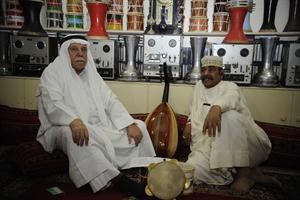 الفنان عبدالرضا المويل اثناء اللقاء مع الزميل منصور الهاجري	هاني عبدالله﻿