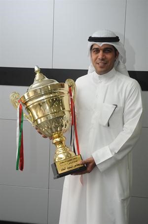 احمد العنزي يحمل الكاس﻿
