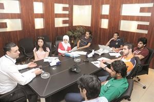سكرتير تحرير الشؤون الاقتصادية الزميل زكي عثمان يستعرض شؤون وشجون الحالة الاقتصاديةوطلاب برنامج الصحافة المدرسة يستمعون فريال حماد