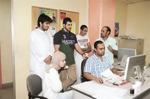 الزميل عبد الحميد الخطيب والزميل شريف شمس يقومان بشرح طريقة اخراج وتنفيذ الصفحات على الاجهزة سالم الشمري