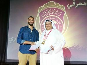 حسين علي مع الشيخ محمد بن عبدالرحمن خلال حفل سلة المحرق﻿