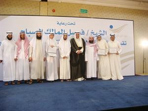 الشيخ فيصل الحمود مع كوكبة من الخريجين
